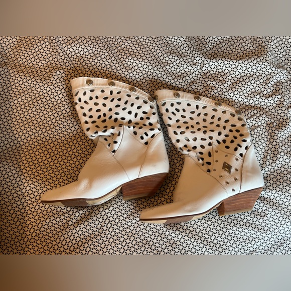 Vintage The Wild Pair leather booties! Size 5.5 - Picture 3 of 15